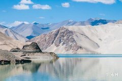 水瓶座遇到双鱼就毁了：星座碰撞的火花与挑战